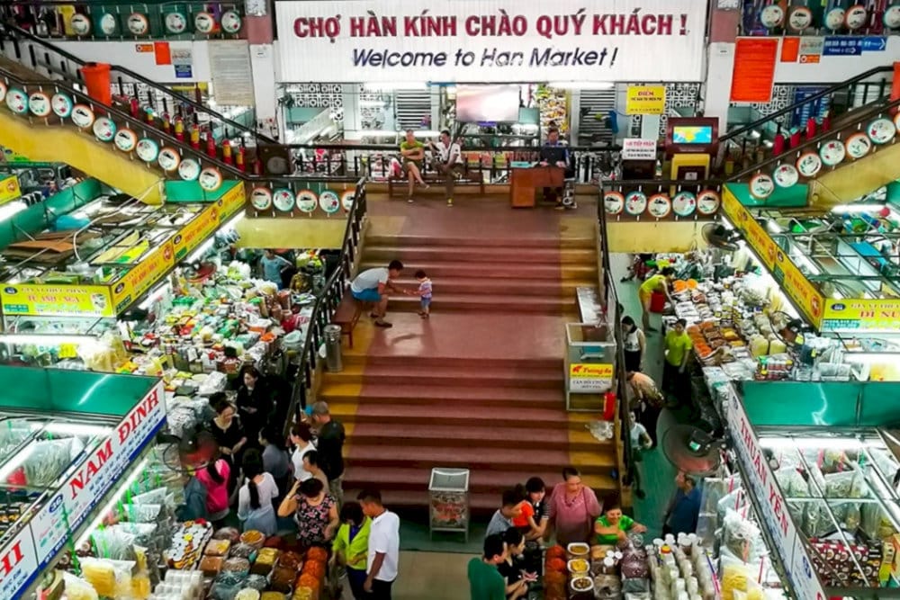 Visitors can discover a variety of local handicrafts, silk items, souvenirs, fashion, and fresh produce